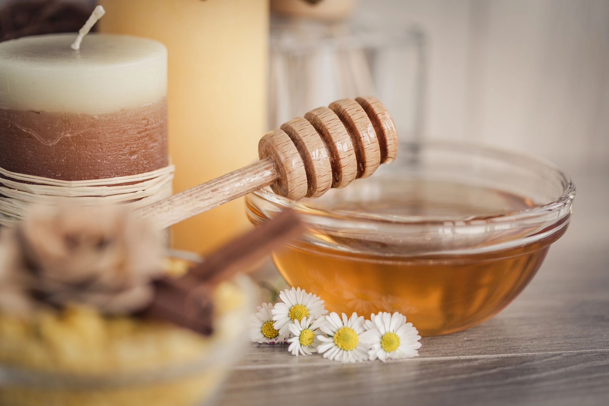 Natural honey bowl and honey dipper